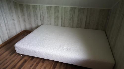 Posteľ alebo postele v izbe v ubytovaní Domek letniskowy nad jeziorem w Stęszewku