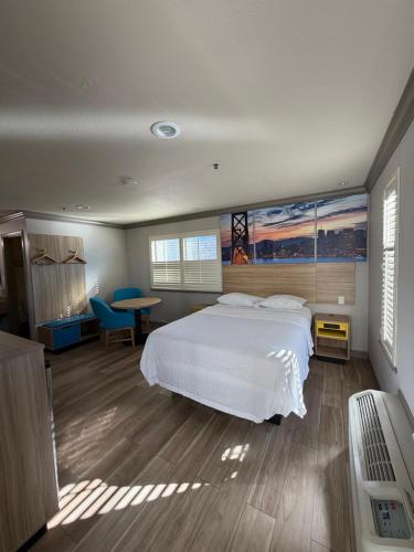 Giường trong phòng chung tại Days Inn by Wyndham San Francisco S/Oyster Point Airport