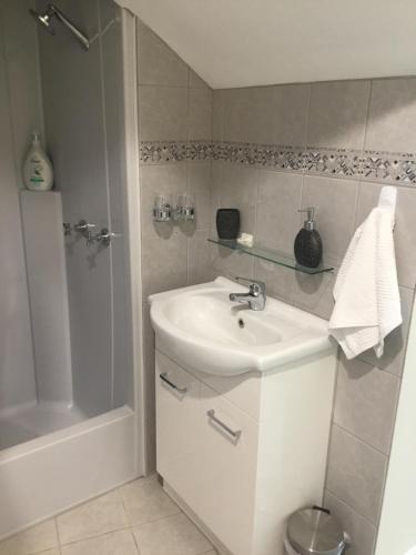 Phòng tắm tại Skyescape on Northshore Queen Bedroom