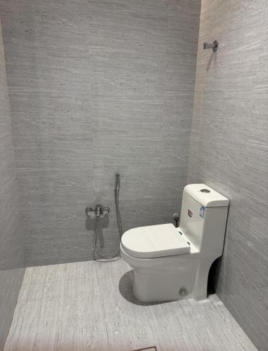 a bathroom with a toilet and a shower at شقة Vip عائلية وصول ذاتي in Hafr Al-Batin