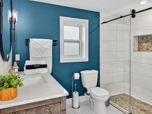 Et badeværelse på Private Studio - 5 Min to DT - Self Check-In - 75 Inch TV