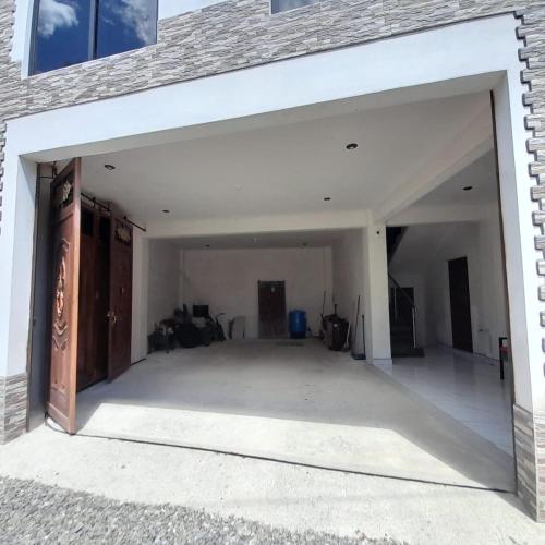 un garage vide avec des portes ouvertes dans un bâtiment dans l'établissement Borde del lago, à Panajachel