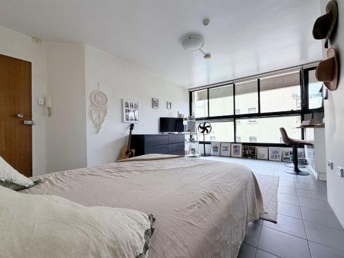 Giường trong phòng chung tại Potts Point Cozy Studio Near Parks Water