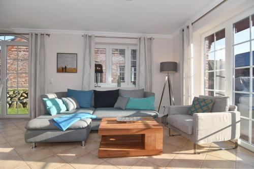 a living room with a couch and a table at Gartenweg 3d in Tinnum