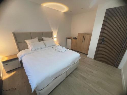 Giường trong phòng chung tại LILAS HOUSE Appart 1