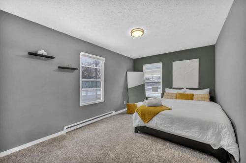 Een bed of bedden in een kamer bij Modern Luxury in Tremont - 6Bed 3bath Fee parking