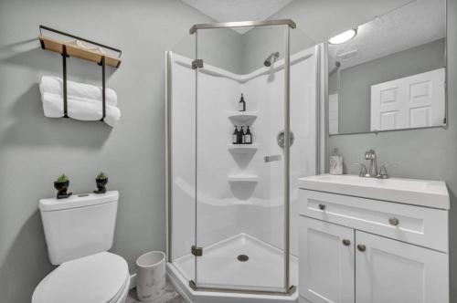 Een badkamer bij Modern Luxury in Tremont - 6Bed 3bath Fee parking