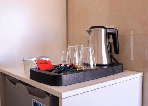 een koffiezetapparaat op een aanrecht bij Desert Stars Bubble Camp Wadi Rum in Wadi Rum