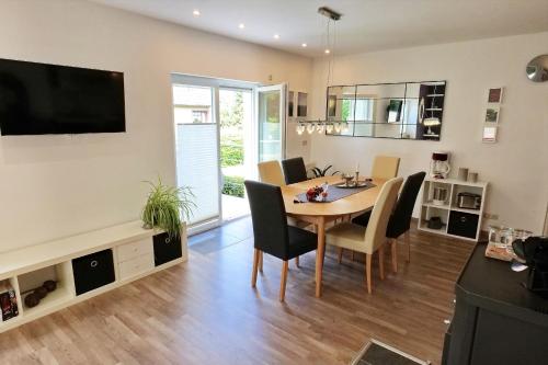 TV a/nebo společenská místnost v ubytování Kleiner Seezauber Bad Kleinen - ABC555