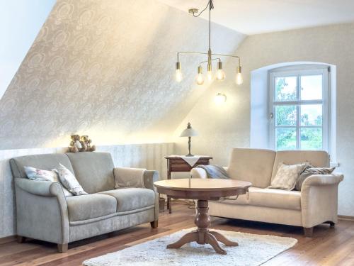 un soggiorno con due divani e un tavolo di De Utkieker a Witzwort