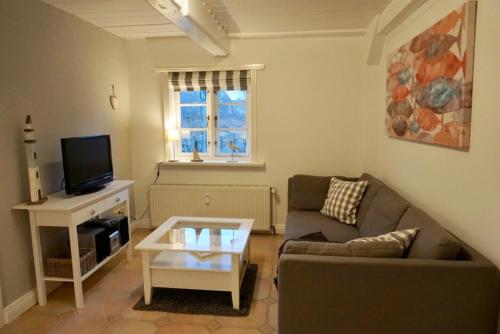 un soggiorno con un divano e un tavolino da caffè di Lykke a Boldixum