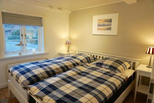 una camera con due letti e due lampade sui tavoli di Lykke a Boldixum