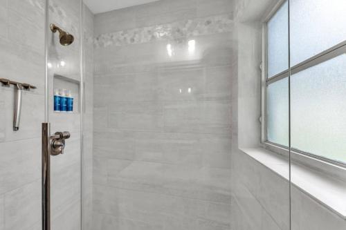 Et badeværelse på Sunrise on Lake Idylwild