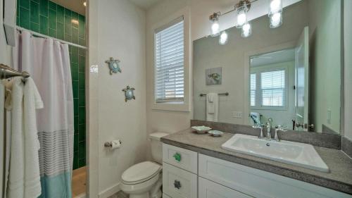 Et badeværelse på A Crazy Beach by AvantStay Steps to Old Town