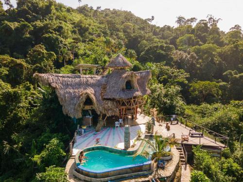 una vista aerea di un resort con piscina di Puerto Alto Hostel a Santa Marta