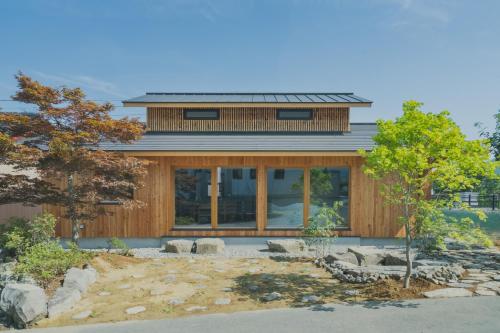 een huis met een solarium bovenop bij Peanuts Nest in Nagano