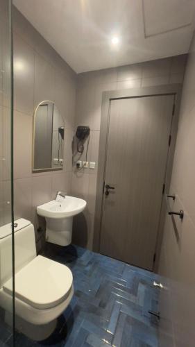 a bathroom with a toilet and a sink at شاليهات كابري وماديرا درة العروس in Durat Alarous