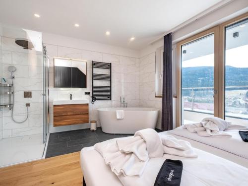 een witte badkamer met een bad en een wastafel bij Doppellodge in Sankt Lorenzen ob Murau