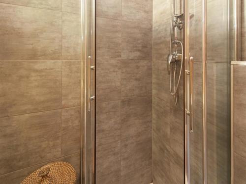 een douche met een glazen deur en een toilet bij De Berghut in Stadl an der Mur