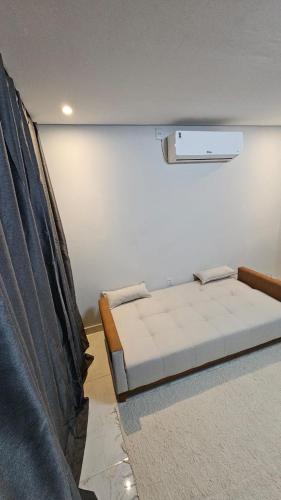 a room with two beds and a wall at Casa da Praia Bem Viver in Santa Cruz Cabrália