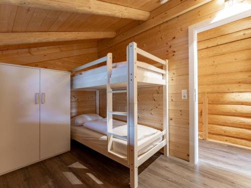 una camera con letti a castello in una cabina di legno di Jenig 4A a Jenig