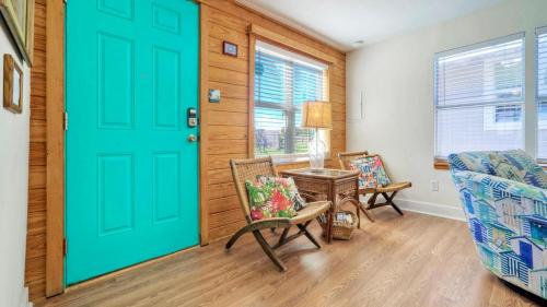 Khu vực ghế ngồi tại Rock the Boat by AvantStay 5 Blocks to Beach