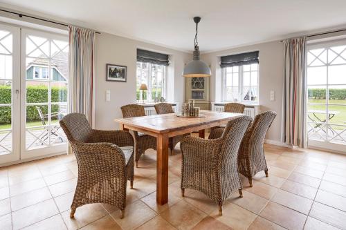 una sala da pranzo con tavolo e sedie in legno di Haus Seefahrer 1 a Goting