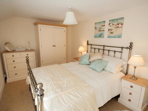 En eller flere senge i et værelse på Salters Cottage - E5045