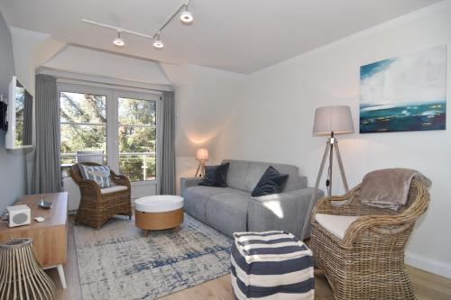 a living room with a couch and two chairs at Luv & Lee, Whg 10 in Westerland