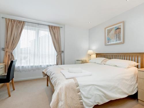 En eller flere senge i et værelse på Beachlands