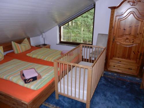 een slaapkamer met twee bedden en een raam bij Cabin in Meiserich with swimming pool in Meiserich