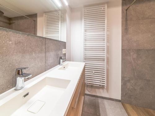 Koupelna v ubytování Modern apartment in Forrières with pool