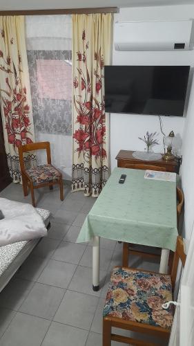 una stanza con un tavolo, delle sedie e una finestra di Casa Tre Fiori 2 a Serra Rocco