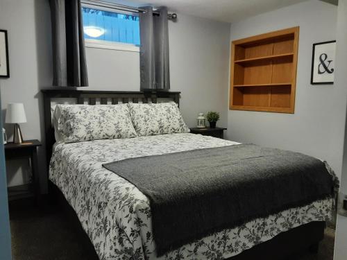een slaapkamer met een groot bed en een raam bij Apartment In Saskatoon in Saskatoon