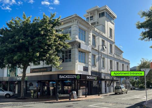 een gebouw op de hoek van een straat bij The Upper Rooms in Nelson