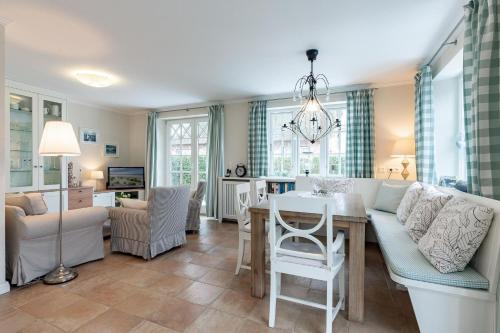 un soggiorno con un divano e un tavolo di Haus Landleben a Goting