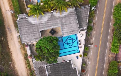 una vista sul tetto di una casa con piscina e alberi di Oasis de Ricaurte a Ricaurte