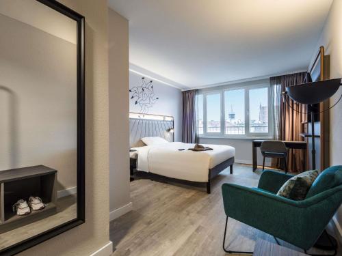 een hotelkamer met een bed en een spiegel bij ibis Styles Bielefeld City in Bielefeld