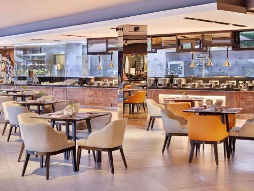 En restaurant eller et andet spisested på Grand Mercure Bali Seminyak