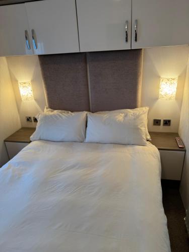 En eller flere senge i et værelse på Turnberry Holiday Park fantastic Seaview