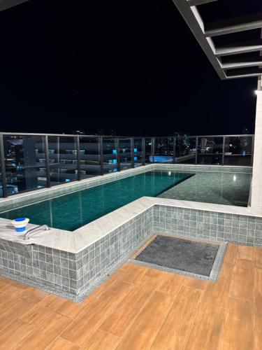een zwembad op een schip 's nachts bij Studio Connect Life in Teresina