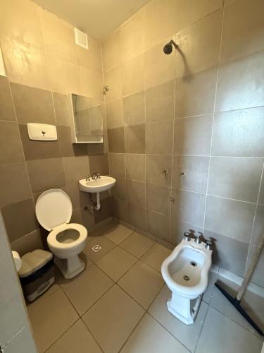 une salle de bains avec toilettes et lavabo dans l'établissement Hotel Rid, à Mar del Plata