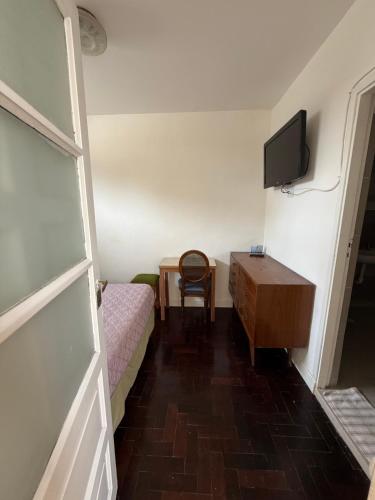 een kamer met een bed, een bureau en een televisie bij Hotel Rid in Mar del Plata