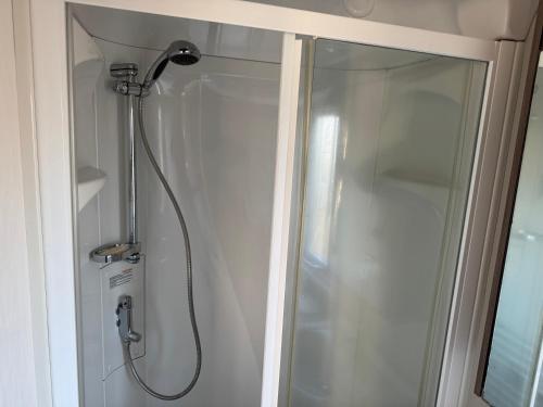 Et badeværelse på Turnberry Holiday Park fantastic Seaview