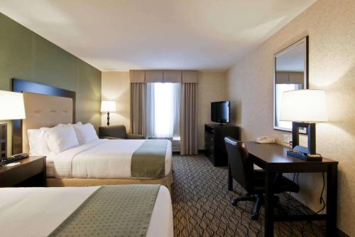 En eller flere senge i et værelse på Clarion Hotel & Conference Centre