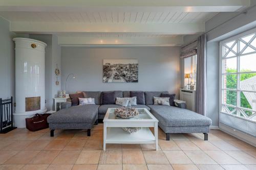 a living room with a couch and a table at Hüs Leen in Hedehusum