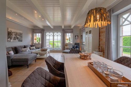 a large living room with a table and chairs at Hüs Leen in Hedehusum