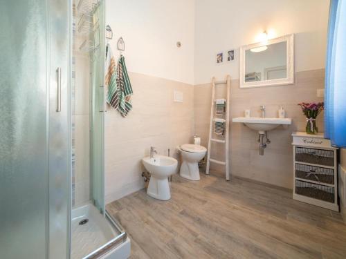 ein Bad mit einem WC, einem Waschbecken und einer Dusche in der Unterkunft Festina Lente B&B in Porto Recanati