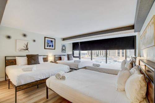 Postel nebo postele na pokoji v ubytování Iconic Vegas Views - 6 comfy Beds, NO RESORT FEES, Center Strip!