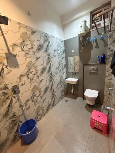 une salle de bains avec un tableau d'animaux au mur dans l'établissement Mangal Uday Villa, à Jaipur